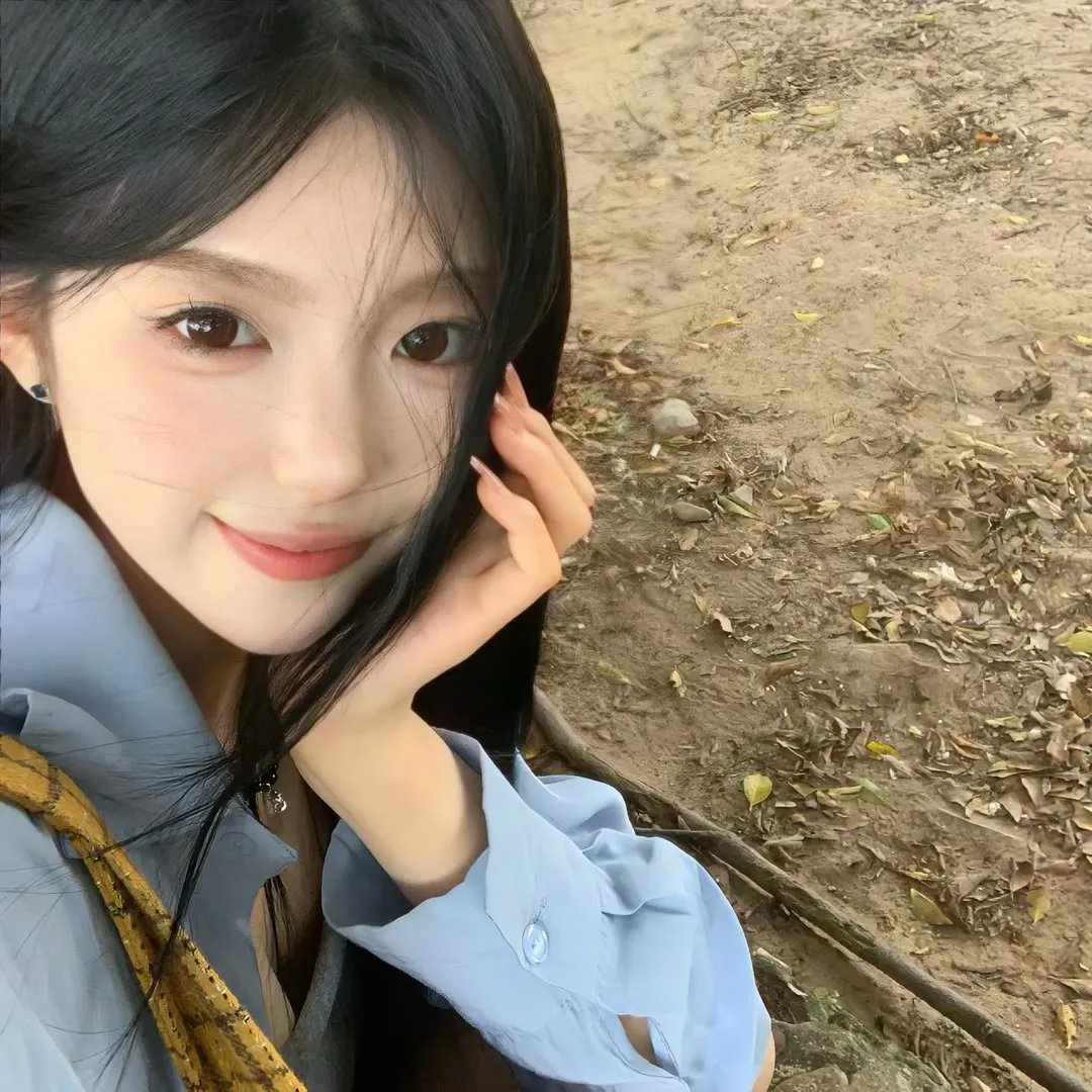 坐在酒吧里吃蛋糕海报